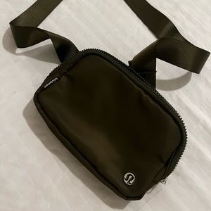 Lululemon Belt Bag in Forest Green